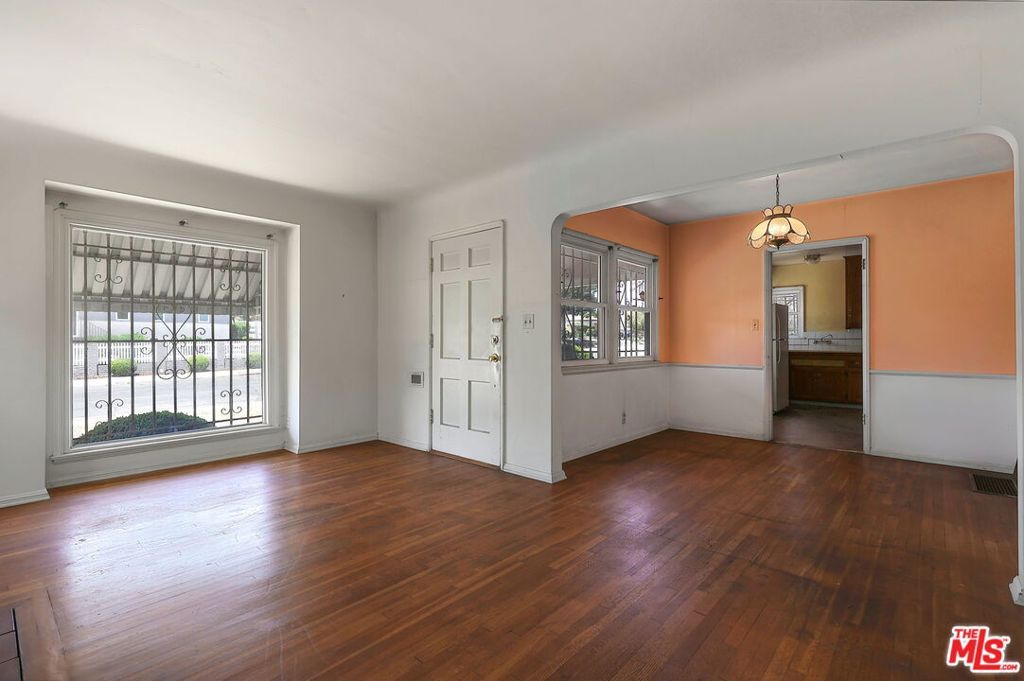 Image 9 of property listing at 8320 Airlane Avenue, Los Angeles, CA 90045
