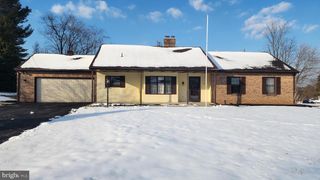 2881 SUNSET DR, Dallastown, PA 17313