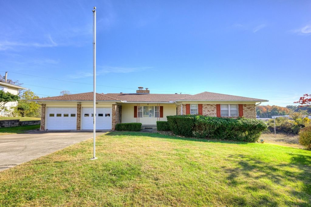 1211 Northwest Boulevard, Neosho, MO 64850