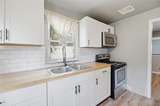 324 E Needles Avenue, Bixby, OK 74008