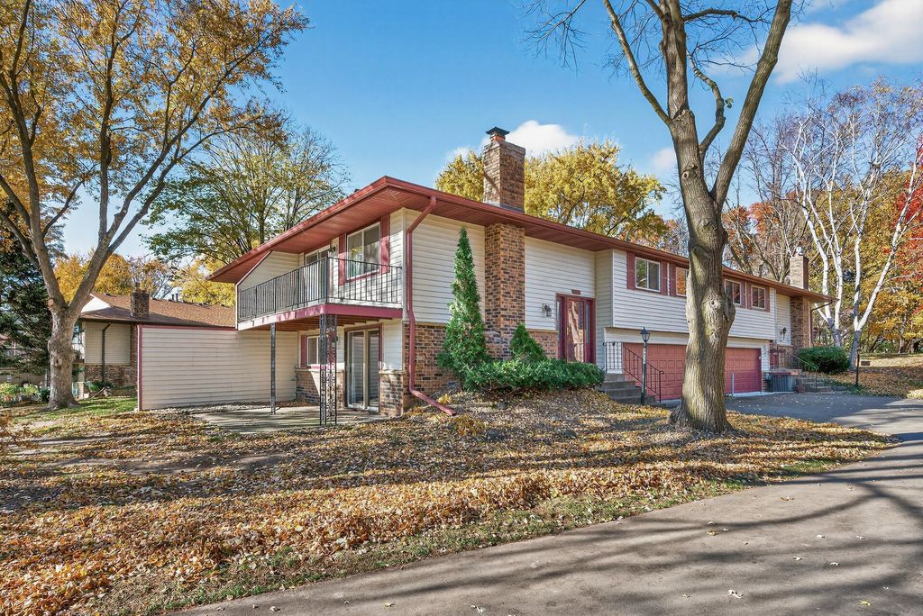 3622 Garden Boulevard N, Oakdale, MN 55128