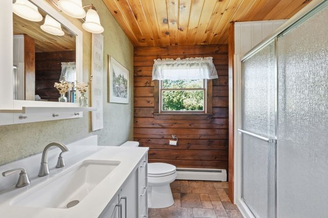 15 Thompson Rd, Hubbardston, MA 01452