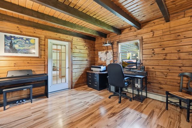 15 Thompson Rd, Hubbardston, MA 01452