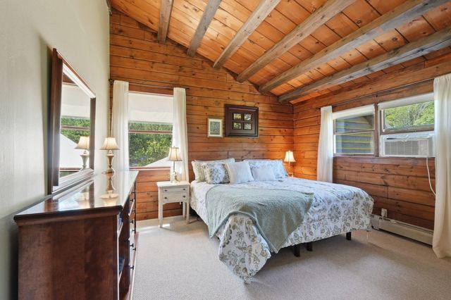 15 Thompson Rd, Hubbardston, MA 01452