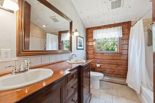 15 Thompson Rd, Hubbardston, MA 01452