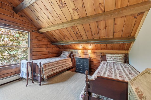 15 Thompson Rd, Hubbardston, MA 01452