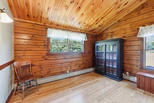 15 Thompson Rd, Hubbardston, MA 01452