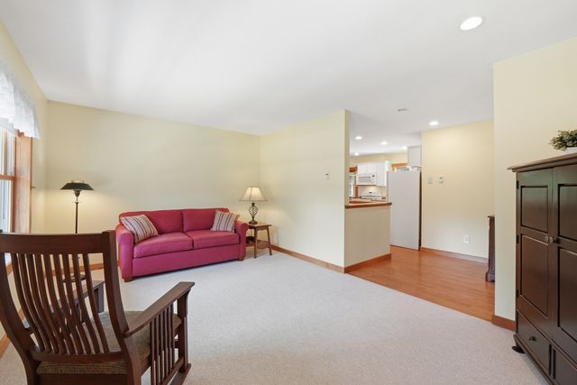 15 Thompson Rd, Hubbardston, MA 01452