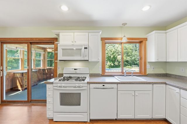15 Thompson Rd, Hubbardston, MA 01452