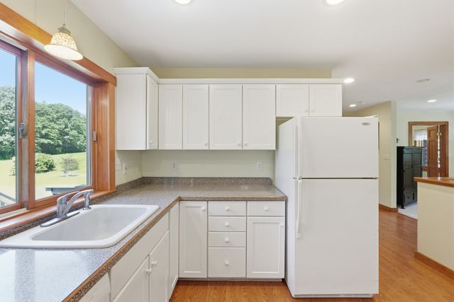 15 Thompson Rd, Hubbardston, MA 01452