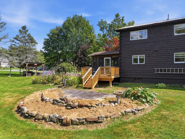 15 Thompson Rd, Hubbardston, MA 01452