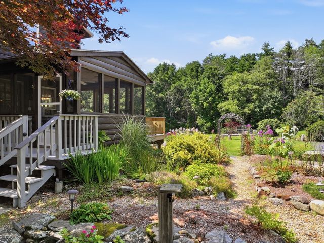 15 Thompson Rd, Hubbardston, MA 01452