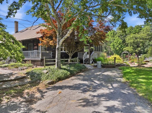 15 Thompson Rd, Hubbardston, MA 01452