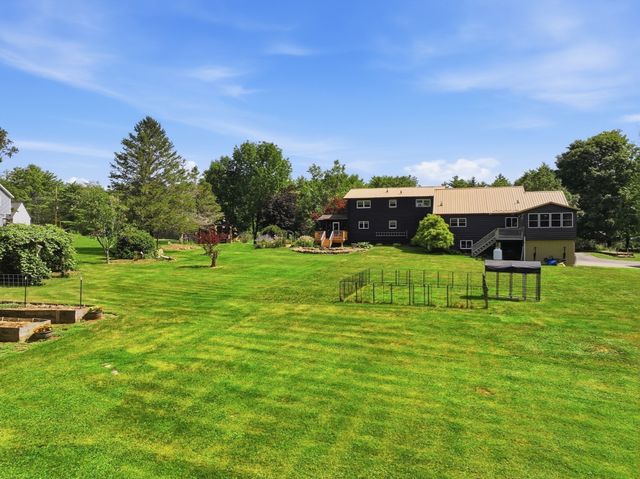 15 Thompson Rd, Hubbardston, MA 01452