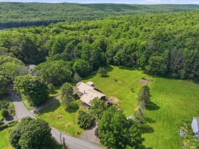 15 Thompson Rd, Hubbardston, MA 01452