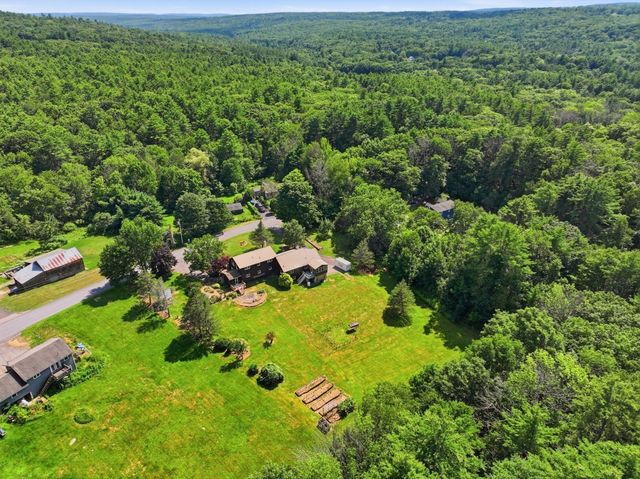 15 Thompson Rd, Hubbardston, MA 01452