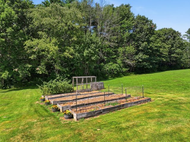 15 Thompson Rd, Hubbardston, MA 01452