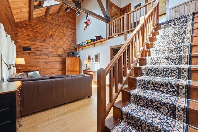 15 Thompson Rd, Hubbardston, MA 01452