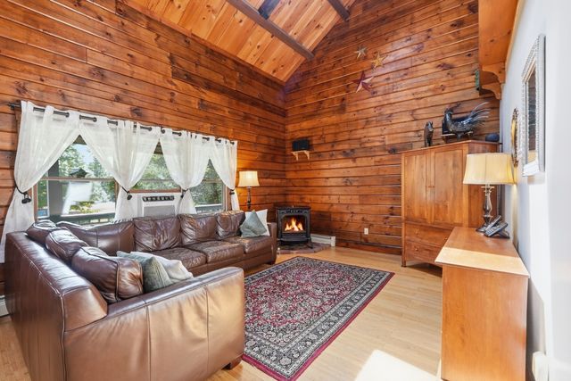 15 Thompson Rd, Hubbardston, MA 01452