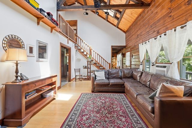 15 Thompson Rd, Hubbardston, MA 01452