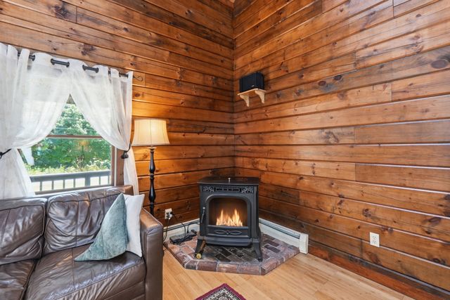 15 Thompson Rd, Hubbardston, MA 01452