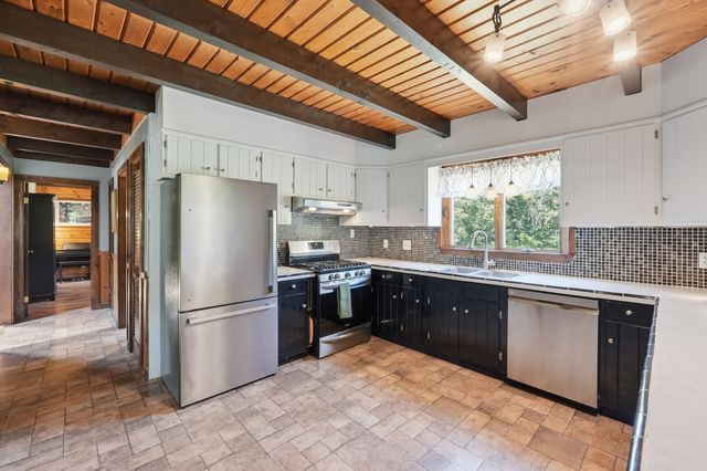15 Thompson Rd, Hubbardston, MA 01452