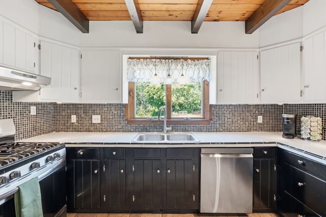 15 Thompson Rd, Hubbardston, MA 01452