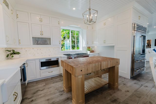 113 N Beach Road, Jupiter Island, FL 33455