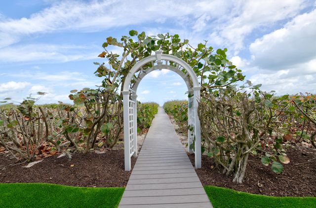 113 N Beach Road, Jupiter Island, FL 33455