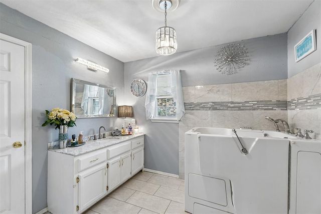 9809 S Country Club Drive, Oklahoma City, OK 73159