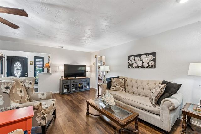 9809 S Country Club Drive, Oklahoma City, OK 73159