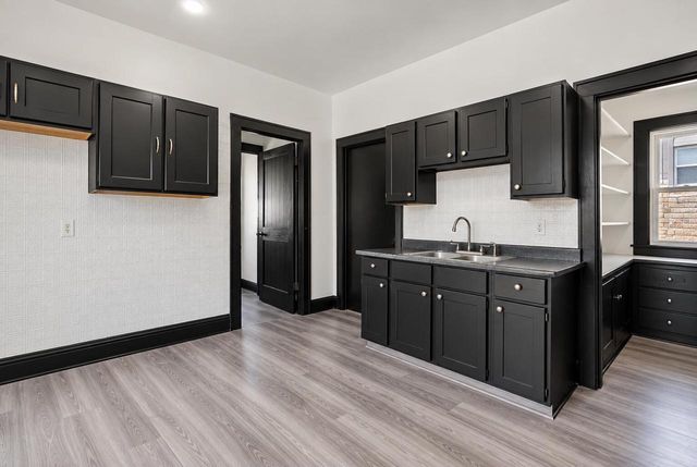 806 W Lapham BOULEVARD, Milwaukee, WI 53204