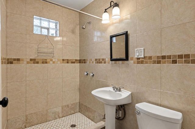 806 W Lapham BOULEVARD, Milwaukee, WI 53204
