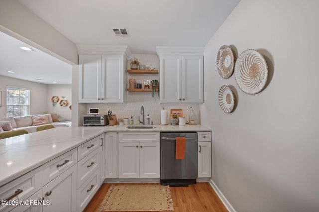 39 Des Moines Court, Tinton Falls, NJ 07712