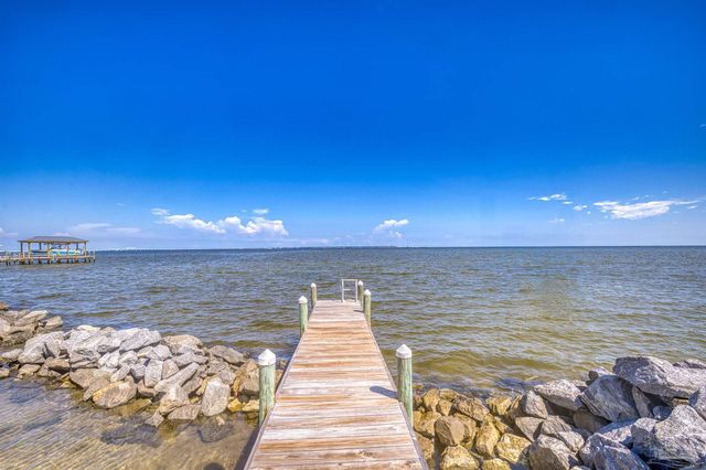 525 Windrose Cir, Pensacola, FL 32507