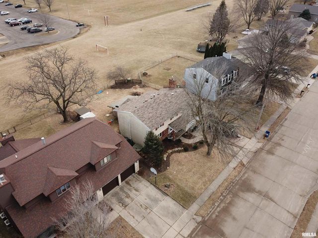 513 S 7TH Street, Eldridge, IA 52748