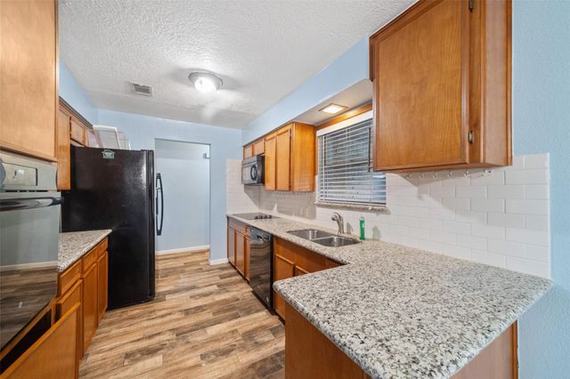 915 25th Avenue N, Texas City, TX 77590