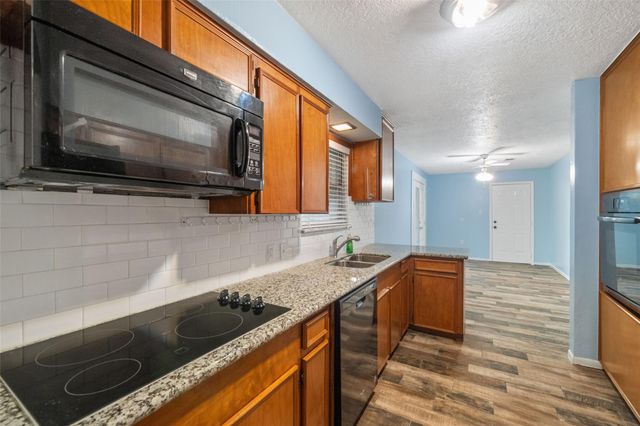 915 25th Avenue N, Texas City, TX 77590