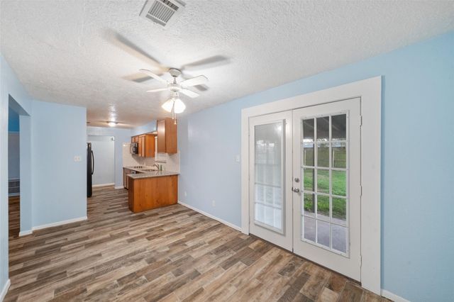 915 25th Avenue N, Texas City, TX 77590