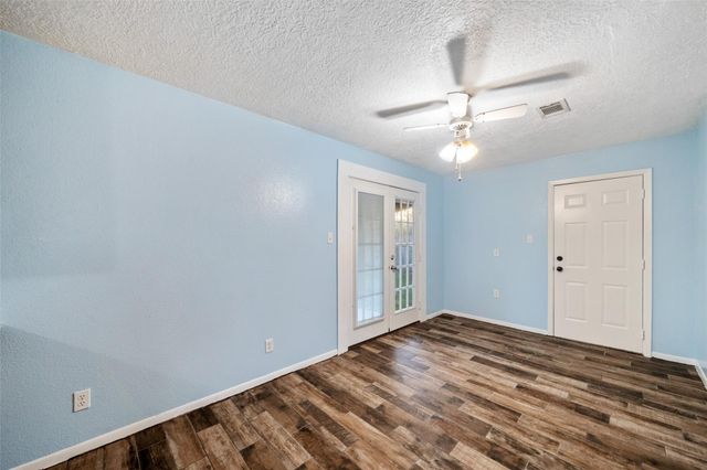 915 25th Avenue N, Texas City, TX 77590