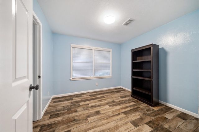 915 25th Avenue N, Texas City, TX 77590