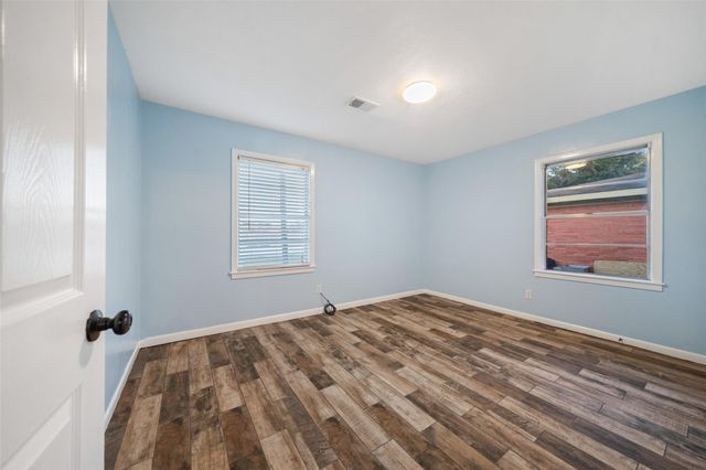 915 25th Avenue N, Texas City, TX 77590