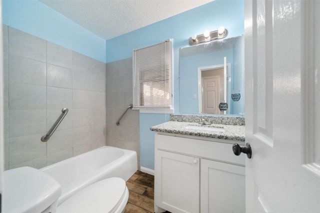 915 25th Avenue N, Texas City, TX 77590