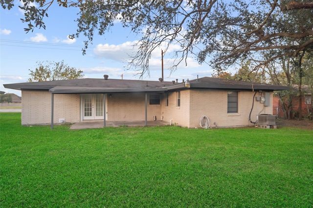 915 25th Avenue N, Texas City, TX 77590