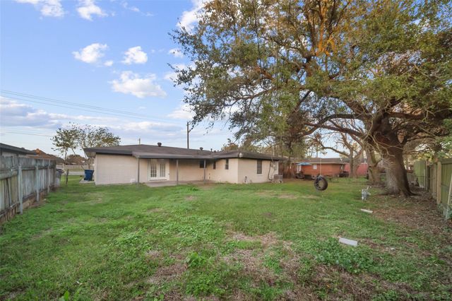 915 25th Avenue N, Texas City, TX 77590