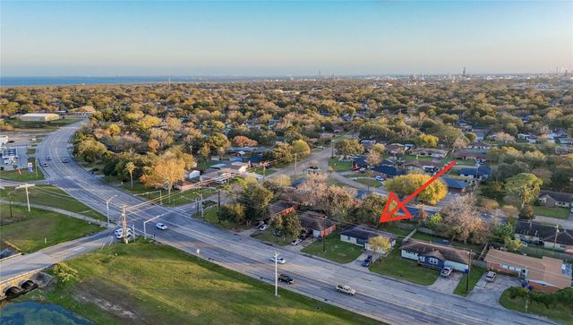 915 25th Avenue N, Texas City, TX 77590