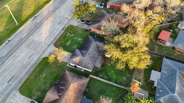 915 25th Avenue N, Texas City, TX 77590