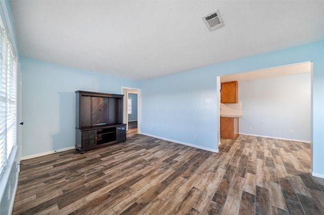 915 25th Avenue N, Texas City, TX 77590