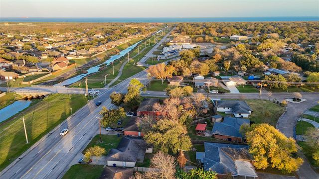 915 25th Avenue N, Texas City, TX 77590