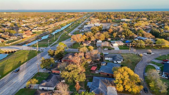 915 25th Avenue N, Texas City, TX 77590